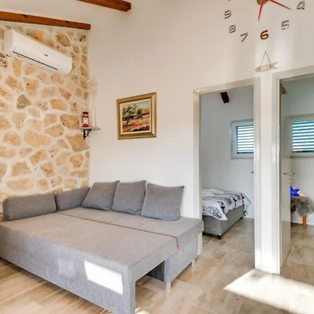 Ferienhaus Mit Privatpool Fur 4 Personen 1 Kind Ca 90 Qm In Sibenik, Dalmatien Norddalmatien Sibenik